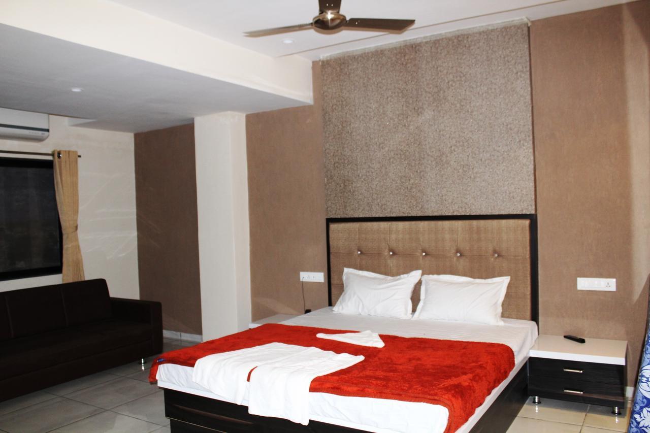 Dev Motel And Banquet Nadiād Zewnętrze zdjęcie